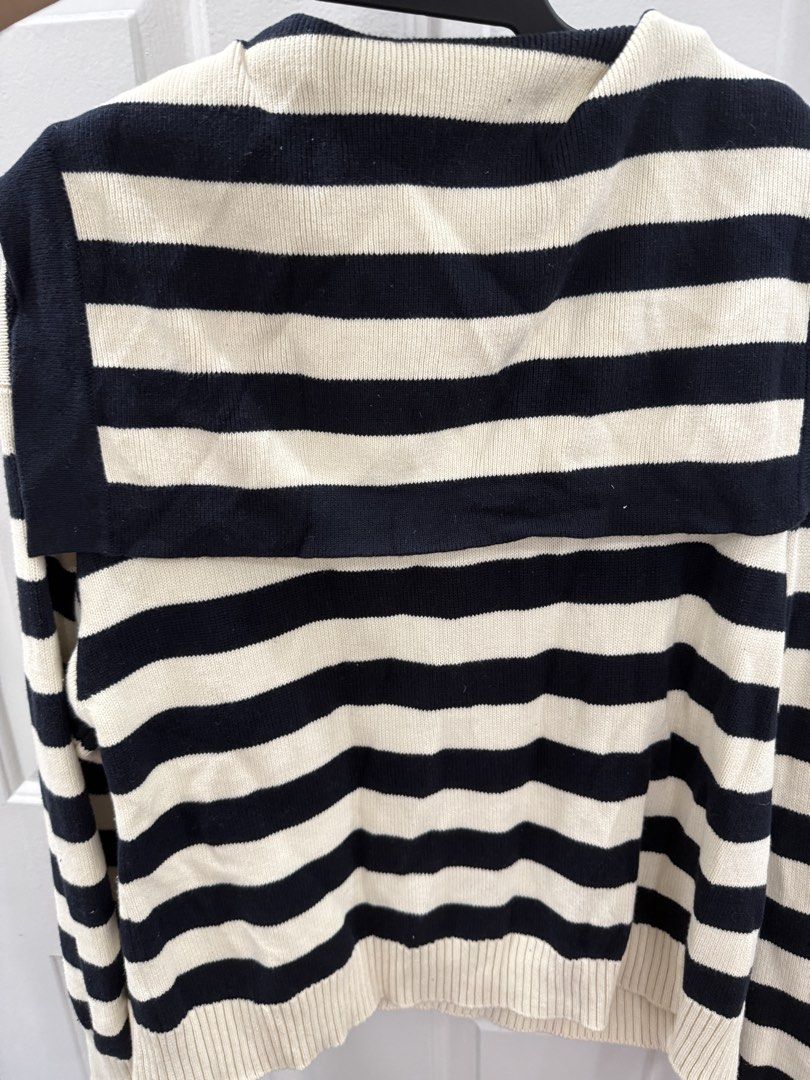 Zara Striped Hoodie Sweater (Category: Coats, Jackets and Outerwear) located in Pasig City. Submitted by atbp__ (Listing ID 1445872214, Image 3). Description: - Zara Black and Cream Striped Hoodie - Size: Medium (M) - Sailor collar detail - Front pockets - Ideal for casual wear.