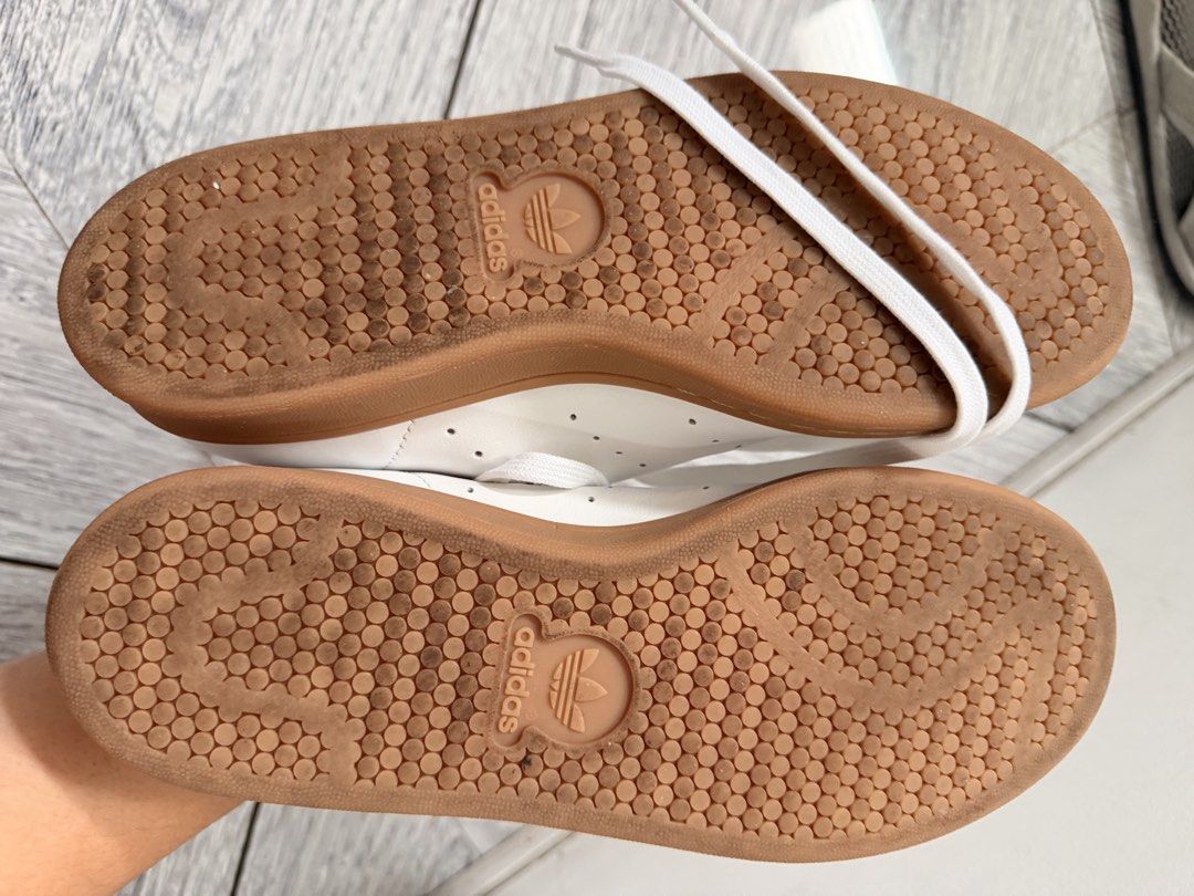 Authentic Adidas Stan Smith White Gum Sole Sneakers (Category: Casual Shoes) located in Makati City. Submitted by churlalee (Listing ID 1445998829, Image 3). Description: - 💯 authentic Classic Adidas Stan Smith sneakers - White leather upper - Gum sole -rfs: decluttering/moving -last price posted, no low ballers pls -grab or lalamove only -manila only - Gold detailing on tongue and heel tab - Timeless and versatile style - Ideal for everyday wea