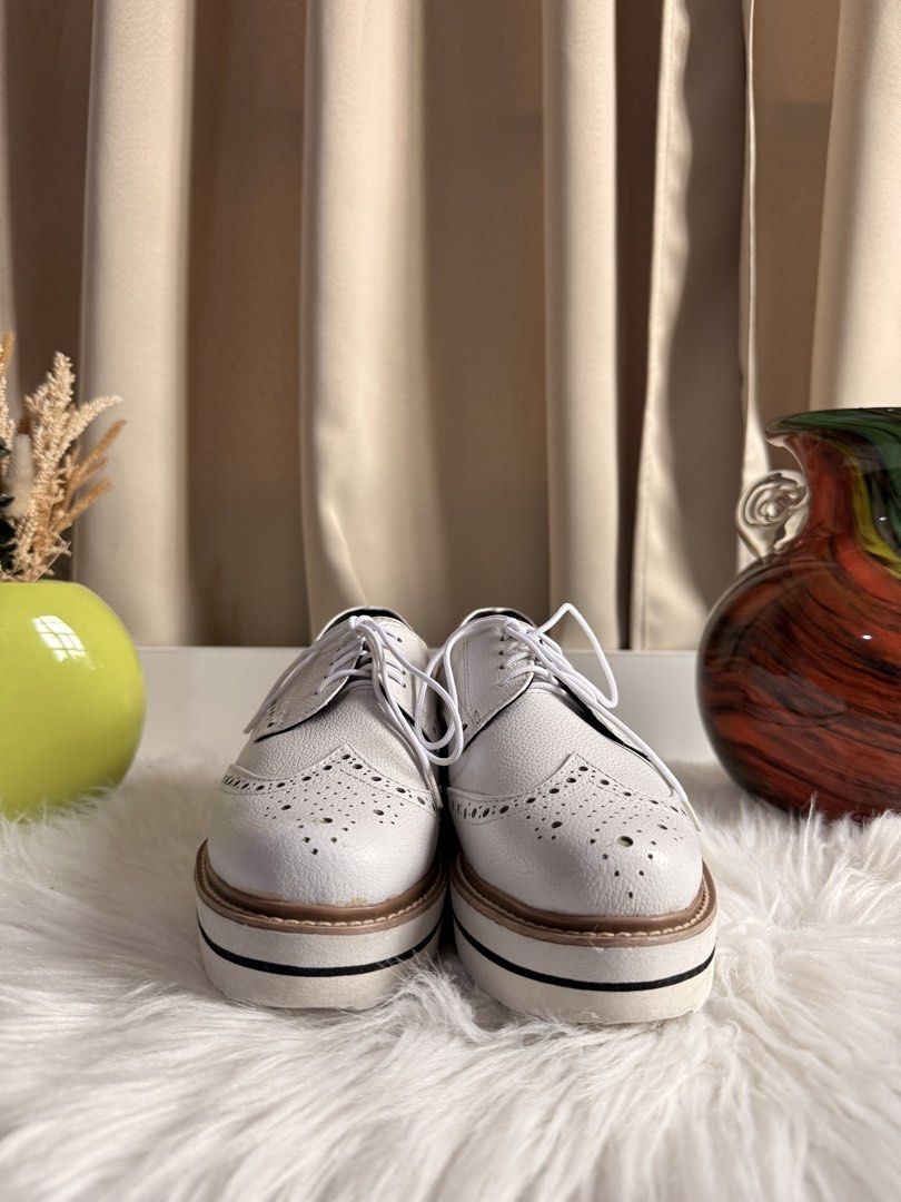 Alta Marikina Made Shoes (Category: Sneakers) located in Pasig City. Submitted by snoca (Listing ID 1446010106, Image 2). Description: Size 7 Barely used Bought for 2300 brand new.
