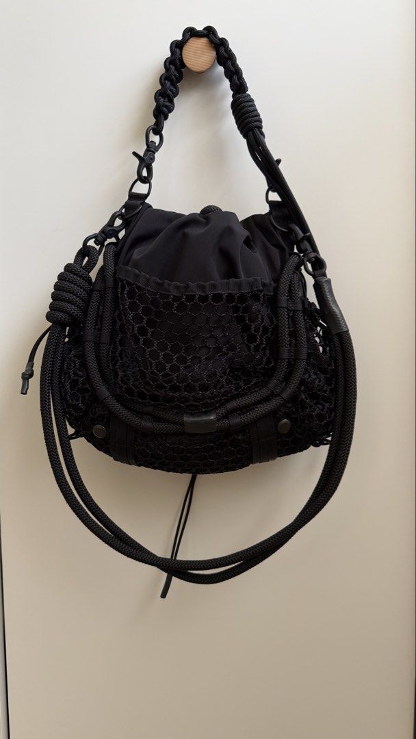Beautiful People over engineered bag 側孭背囊兩用 （分類：多用途袋）位於 Hong Kong。 由 rachelwongmyshoes 提交（商品編號 1445996656，圖片 2）。簡介： Beautiful people over engineered bag. 執孭背囊兩用袋，日本製造，只用過五次，因個人喜歡容量更大包包，忍痛出售 。 ・Over-engineered with functionality ・Bags with over-spec design -Features a wide variety of mesh and cords -Handcrafted braided cord handle -Brand logo embroidered on the back ・A bag with a black base and a mix of different materials [Attention to materials]