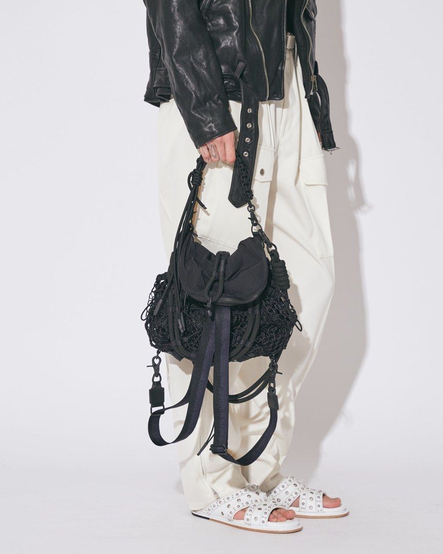 Beautiful People over engineered bag 側孭背囊兩用 （分類：多用途袋）位於 Hong Kong。 由 rachelwongmyshoes 提交（商品編號 1445996656，圖片 3）。簡介： Beautiful people over engineered bag. 執孭背囊兩用袋，日本製造，只用過五次，因個人喜歡容量更大包包，忍痛出售 。 ・Over-engineered with functionality ・Bags with over-spec design -Features a wide variety of mesh and cords -Handcrafted braided cord handle -Brand logo embroidered on the back ・A bag with a black base and a mix of different materials [Attention to materials]