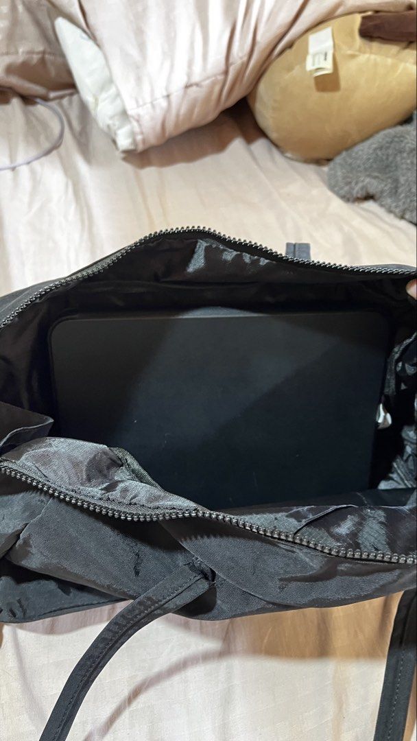 Penshoppe Bowler Bag M (Category: Tote Bags) located in Taguig. Submitted by declutter67 (Listing ID 1446013337, Image 3). Description: - Spacious black nylon tote bag - Ideal for everyday use or travel - Durable and lightweight material - Secure zippered closure - Simple and functional design.