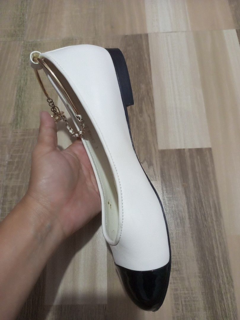 CHANEL FLATS (Category: Flats & Sandals) located in Bulacan. Submitted by joanagwen (Listing ID 1446007435, Image 3). Description: CH@N3L FLATS Ang pretty 🥺 Size 37 on tag.