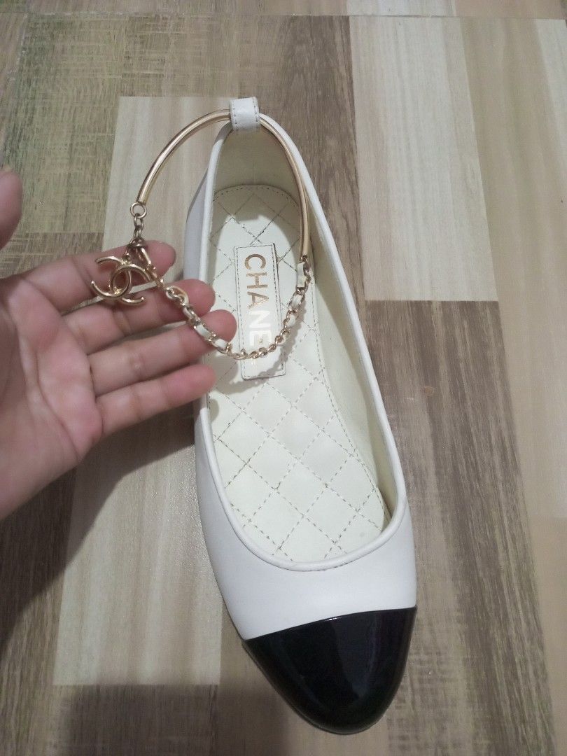 CHANEL FLATS (Category: Flats & Sandals) located in Bulacan. Submitted by joanagwen (Listing ID 1446007435, Image 1). Description: CH@N3L FLATS Ang pretty 🥺 Size 37 on tag.
