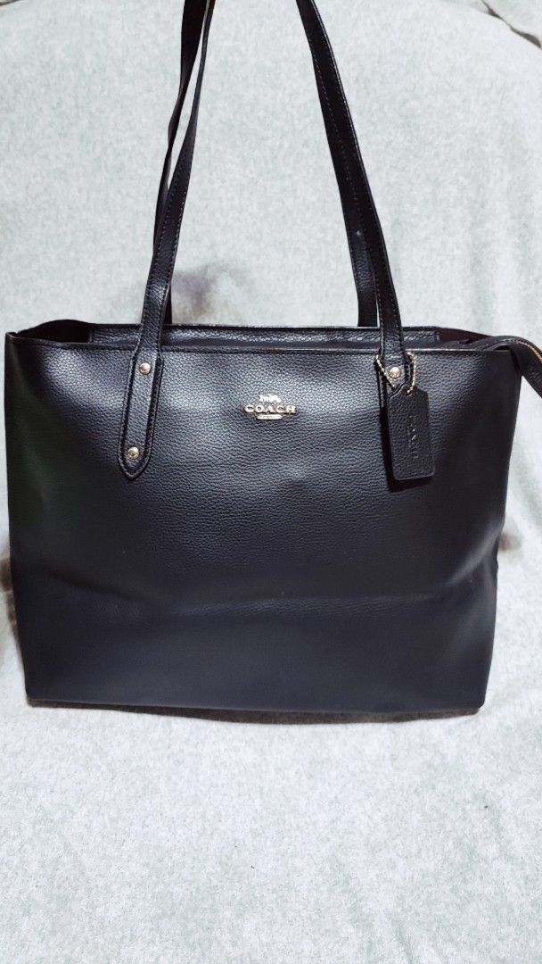 Coach Black Leather Tote Bag (Category: Luxury Bags & Wallets) located in Baguio. Submitted by jayrgijc52758 (Listing ID 1446082315, Image 1). Description: Coach Central Zip tote Large size May bakbak sa loob No problem sa exterior nya 700.