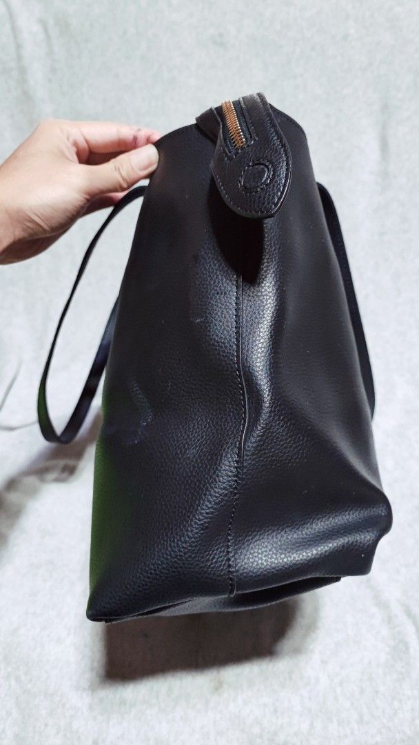 Coach Black Leather Tote Bag (Category: Luxury Bags & Wallets) located in Baguio. Submitted by jayrgijc52758 (Listing ID 1446082315, Image 2). Description: Coach Central Zip tote Large size May bakbak sa loob No problem sa exterior nya 700.