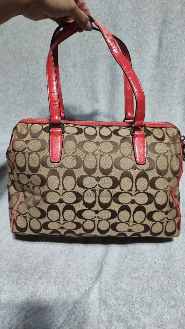 Coach Boston bag (Category: Luxury Bags & Wallets) located in Baguio. Submitted by jayrgijc52758 (Listing ID 1446082455, Image 2). Description: Coach boston bag Medium size Kayo na magpaganda 600.