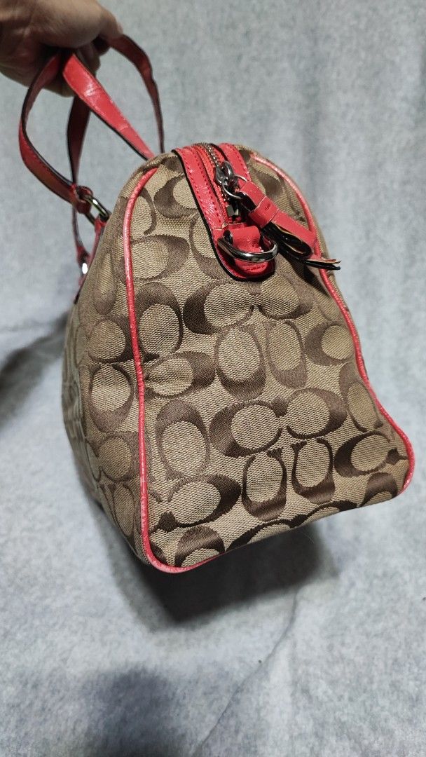 Coach Boston bag (Category: Luxury Bags & Wallets) located in Baguio. Submitted by jayrgijc52758 (Listing ID 1446082455, Image 3). Description: Coach boston bag Medium size Kayo na magpaganda 600.