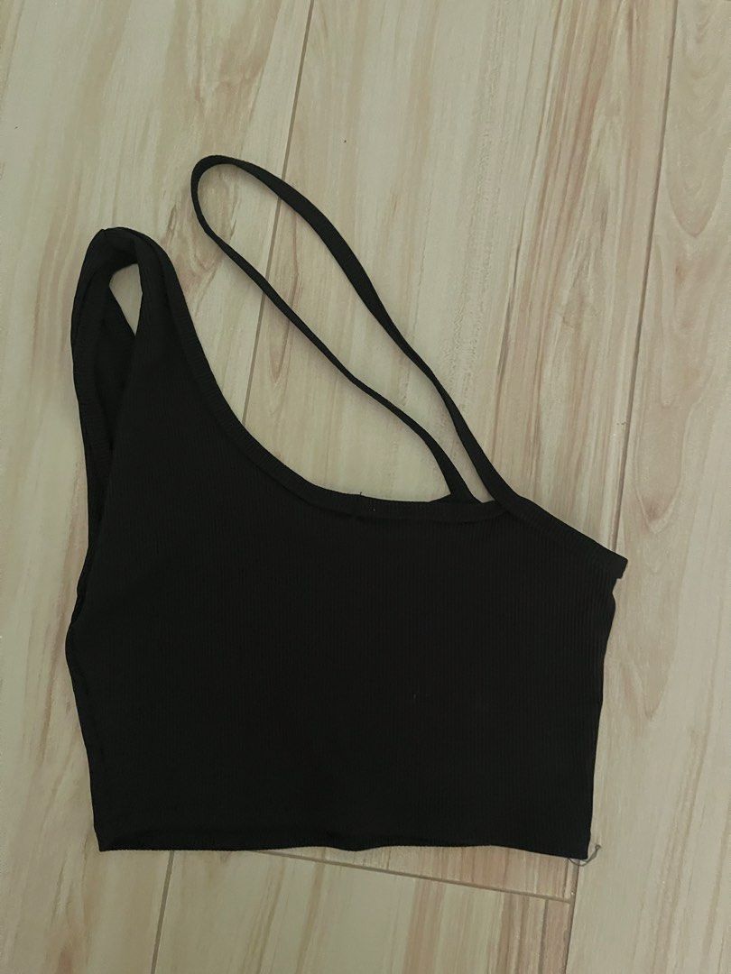 Cropped Top Black (Category: Others Tops) located in Taguig. Submitted by rycarts (Listing ID 1446024605, Image 2). Description: Description: Used thrice then stock in my closet Size: Xs-S General Note: * item is second hand so please manage your expectations * no asking for when worns (ww) pictures will be posted if there is * selling my clothes for low prices bc i need to declutter before school starts * can give discount if taking more than 3 