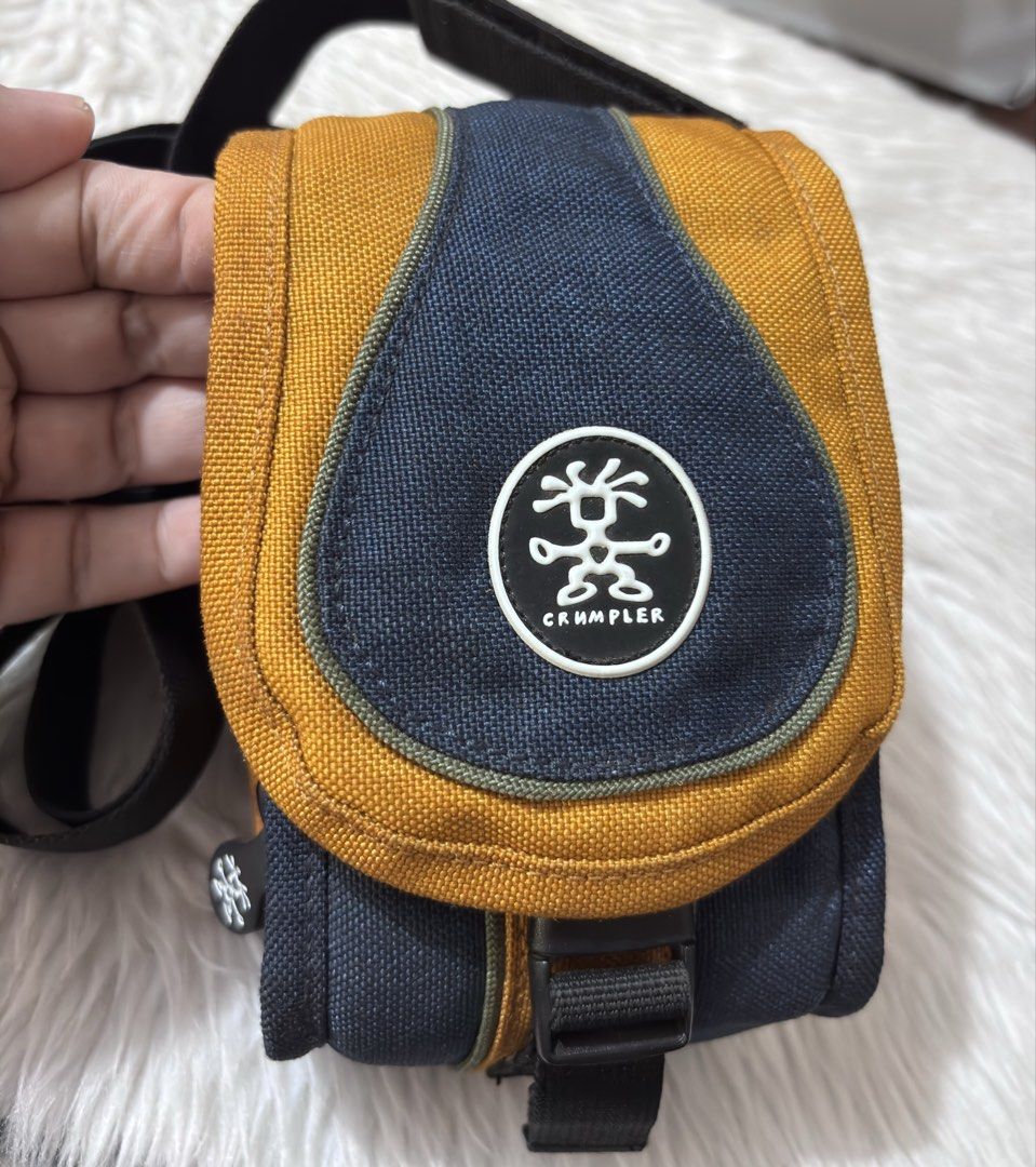 Crumpler Sporty Guy camera bag (Category: Camera Bags & Carriers) located in Paranaque City. Submitted by dalle_closet (Listing ID 1446042358, Image 2). Description: size: 6 x 4 inches slightly used pa.