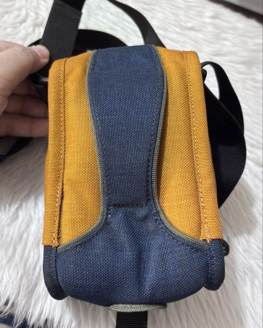 Crumpler Sporty Guy camera bag (Category: Camera Bags & Carriers) located in Paranaque City. Submitted by dalle_closet (Listing ID 1446042358, Image 3). Description: size: 6 x 4 inches slightly used pa.