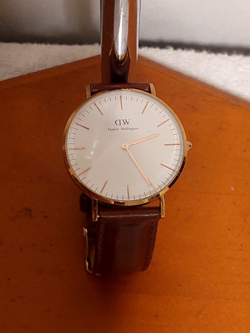 Daniel wellington classic st.mawes watch (Category: Men's Watches) located in Santa Rosa. Submitted by roycerocus (Listing ID 1446036374, Image 3). Description: like new cond. original strap no issue.