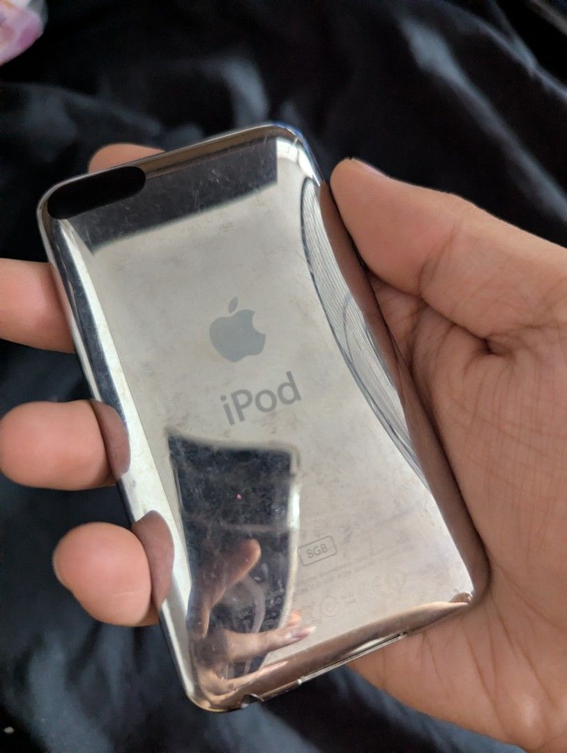 Defective iPod Touch for Parts (Category: Cases & Sleeves) located in Manila. Submitted by reynian (Listing ID 1446118466, Image 2). Description: Selling as is, defective or for parts. 'di siya bumubukas kahit icharge, umiinit lang 'yung likod. 'di ko alam ano problem. Wala na po me time and money ipagawa kaya list ko nalang -2nd Gen -8GB.