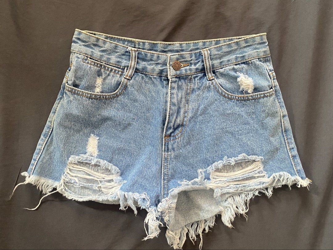 Denim Short (Category: Shorts) located in Murcia. Submitted by soojuliaa (Listing ID 1446098914, Image 1). Description: waist 26-27.