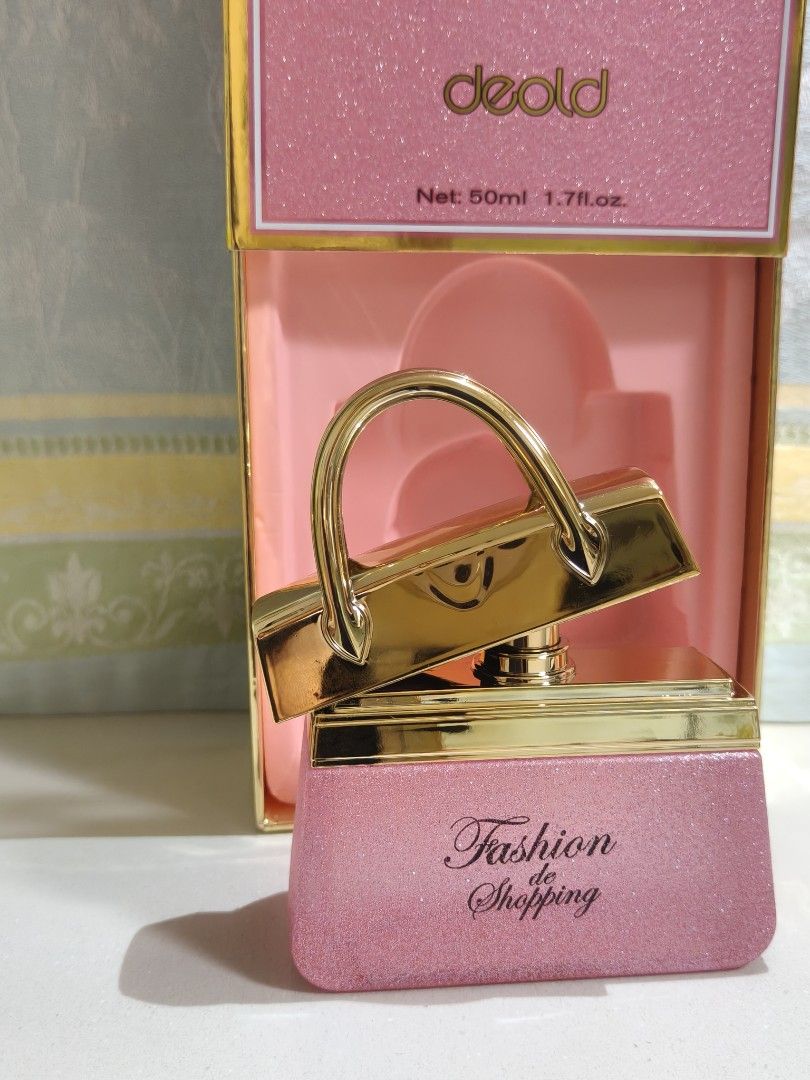 Deold (Category: Fragrance & Deodorants) located in Singapore. Submitted by angelaolk (Listing ID 1446046038, Image 3). Description: gift exchange is coming Christmas is coming come grab this perfume from Deold perfume with unique design and A scent that speaks before you do Step into confidence with Deold Perfume — a fragrance crafted to leave a lasting impression..