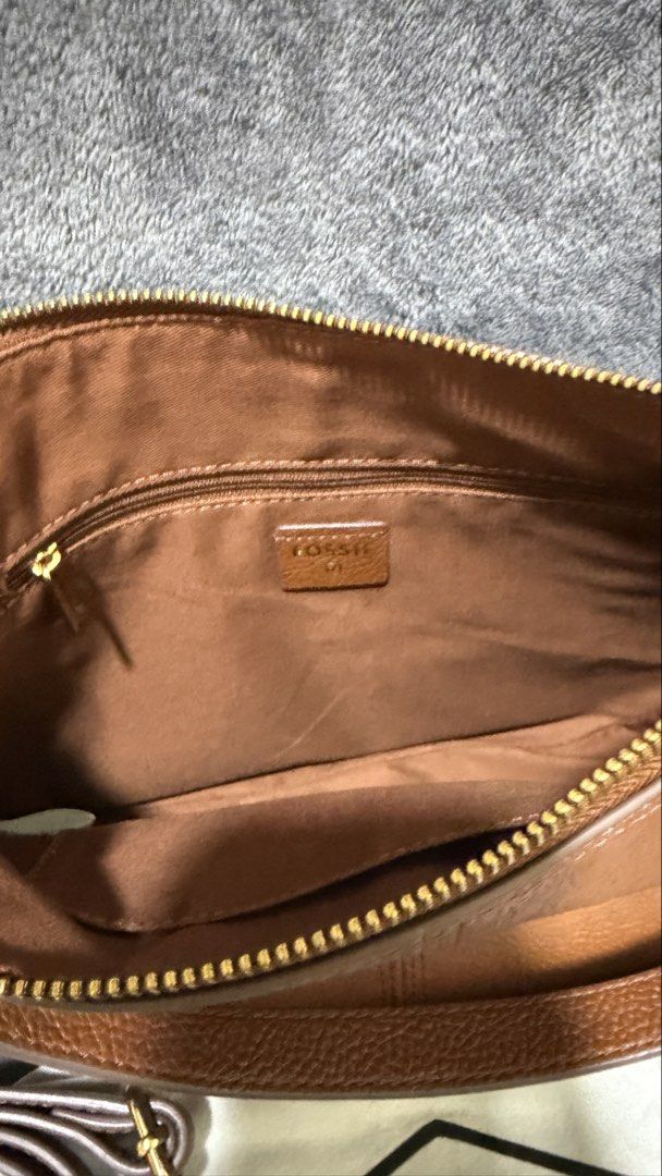 Fossil Brown Leather Bag (Category: Luxury Bags & Wallets) located in Dagupan City. Submitted by kthabc (Listing ID 1445990846, Image 2). Description: Fossil brown leather bag Bought from SM 2 months ago Once or twice ko lang nagamit No flaws, all good Shipping theu J&T or LBC.