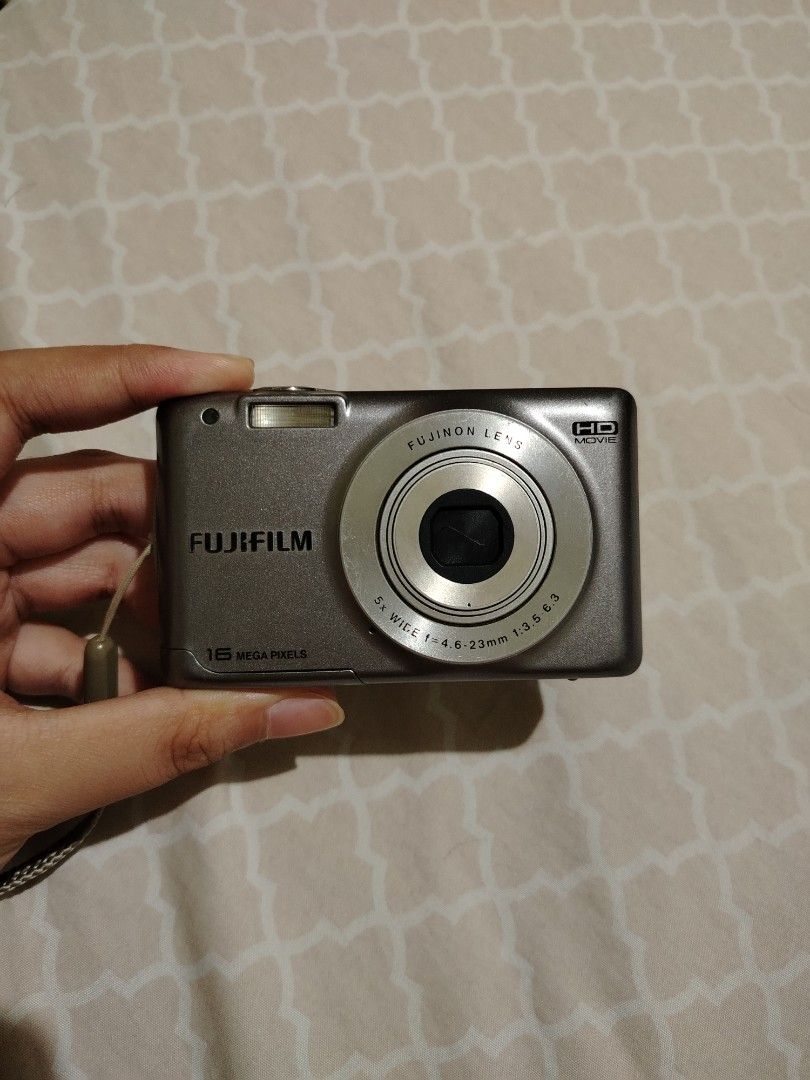 FUJIFILM JX500 in silver gray (Category: Cameras) located in Bulacan. Submitted by agos.lirya (Listing ID 1446029751, Image 1). Description: FUJIFILM JX500 in silver gray PHP 1,999 ꩜ conclusions: - unit - battery - pouch - strap - card reader for iPhone ꩜ condition: - 8/10 - makinis pa - all buttons are functional - zoom in/out working - flash working - video quality is nice - audio quality as well ꩜ honest issues: - overexposed output kapag outd