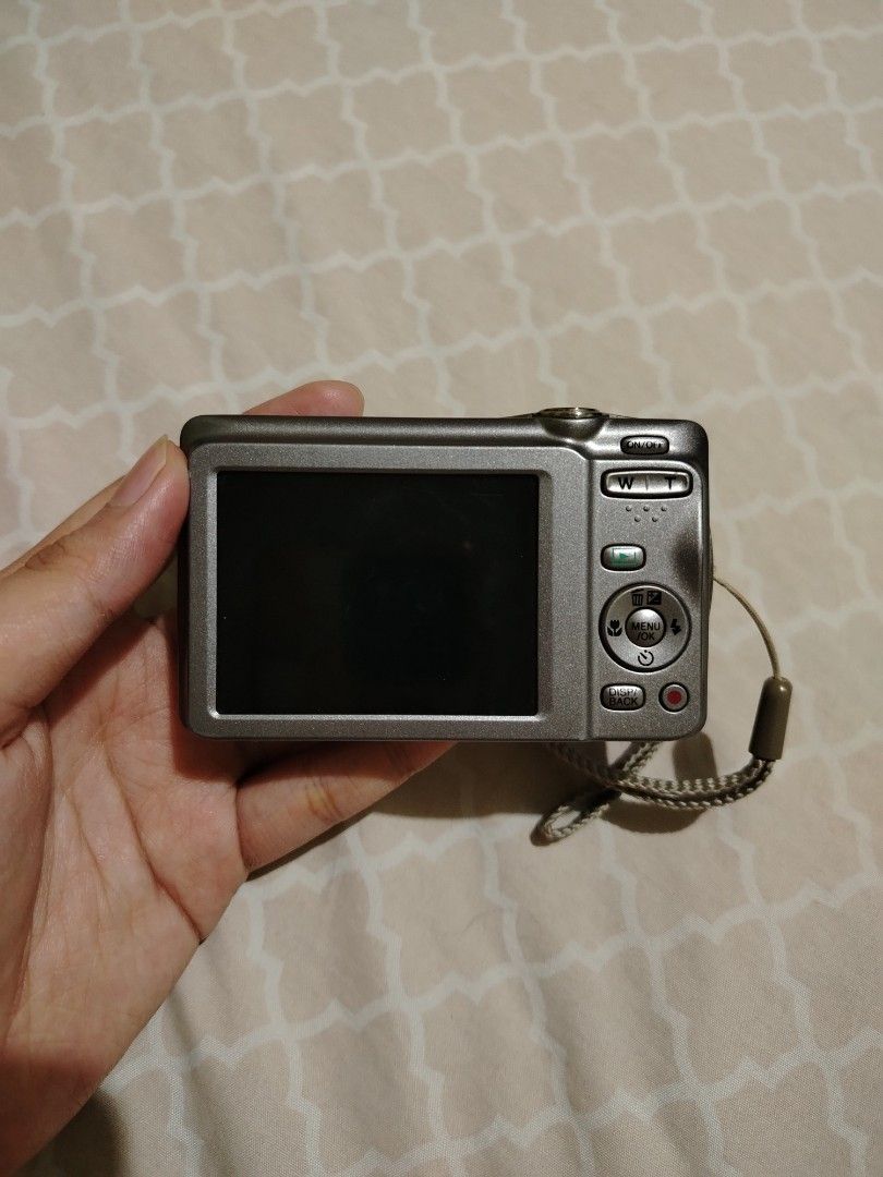 FUJIFILM JX500 in silver gray (Category: Cameras) located in Bulacan. Submitted by agos.lirya (Listing ID 1446029751, Image 2). Description: FUJIFILM JX500 in silver gray PHP 1,999 ꩜ conclusions: - unit - battery - pouch - strap - card reader for iPhone ꩜ condition: - 8/10 - makinis pa - all buttons are functional - zoom in/out working - flash working - video quality is nice - audio quality as well ꩜ honest issues: - overexposed output kapag outd
