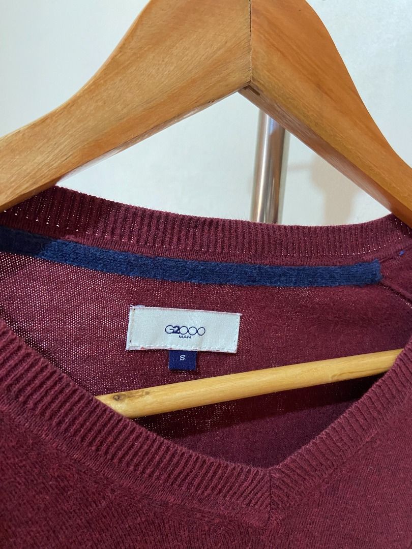 [G2000] Original Burgundy V-Neck Sweater (Category: Coats, Jackets and Outerwear) located in Quezon City. Submitted by thedeclutterer_ (Listing ID 1446074176, Image 2). Description: Description: - No flaws - Excellent condition (will iron the clothes and provide proof) - Photo model height: 5'6 Dimensions: Shoulder Width - 42.5 cm / 16.7 in Length - 67 cm / 26 in Shipping Options: Delivery through courier service (J&T, LBC, Flash Express) Payment