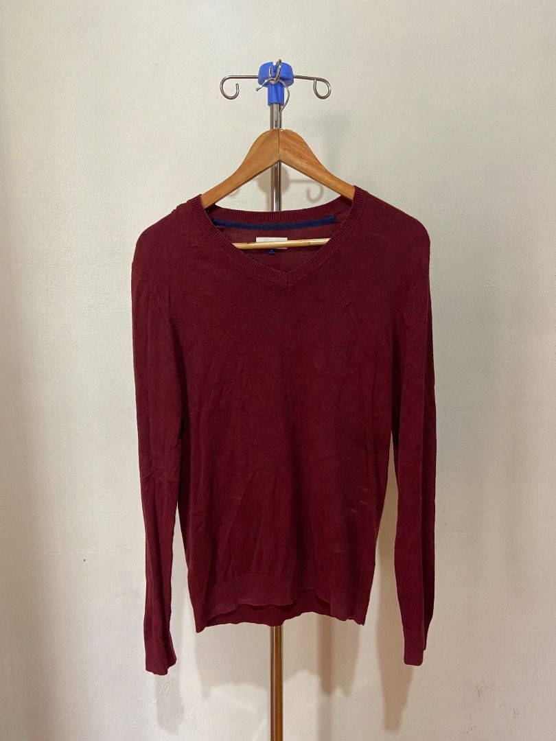 [G2000] Original Burgundy V-Neck Sweater (Category: Coats, Jackets and Outerwear) located in Quezon City. Submitted by thedeclutterer_ (Listing ID 1446074176, Image 1). Description: Description: - No flaws - Excellent condition (will iron the clothes and provide proof) - Photo model height: 5'6 Dimensions: Shoulder Width - 42.5 cm / 16.7 in Length - 67 cm / 26 in Shipping Options: Delivery through courier service (J&T, LBC, Flash Express) Payment