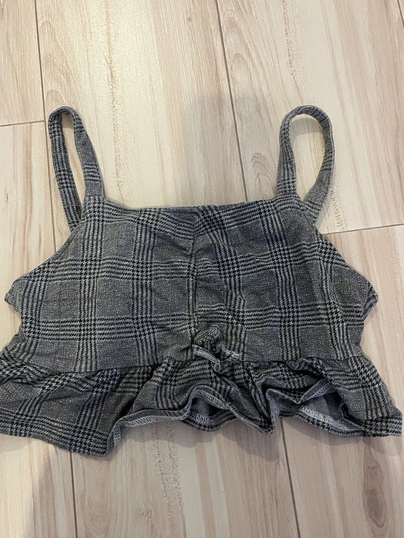 Gray Cropped Top (Category: Others Tops) located in Taguig. Submitted by rycarts (Listing ID 1446027109, Image 1). Description: Description: Really pretty when worn :) Size: Xs-S General Note: * item is second hand so please manage your expectations * no asking for when worns (ww) pictures will be posted if there is * selling my clothes for low prices bc i need to declutter before school starts * can give discount if taking more than 3 items :) M