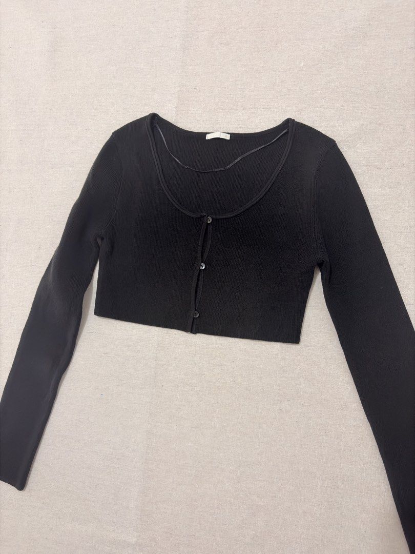 GU cropped cardigan (Category: Longsleeves) located in Valenzuela. Submitted by andreaaah (Listing ID 1446126807, Image 3). Description: L14 B31-33.