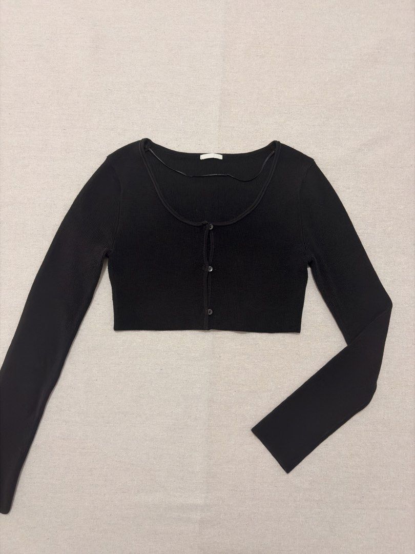 GU cropped cardigan (Category: Longsleeves) located in Valenzuela. Submitted by andreaaah (Listing ID 1446126807, Image 2). Description: L14 B31-33.