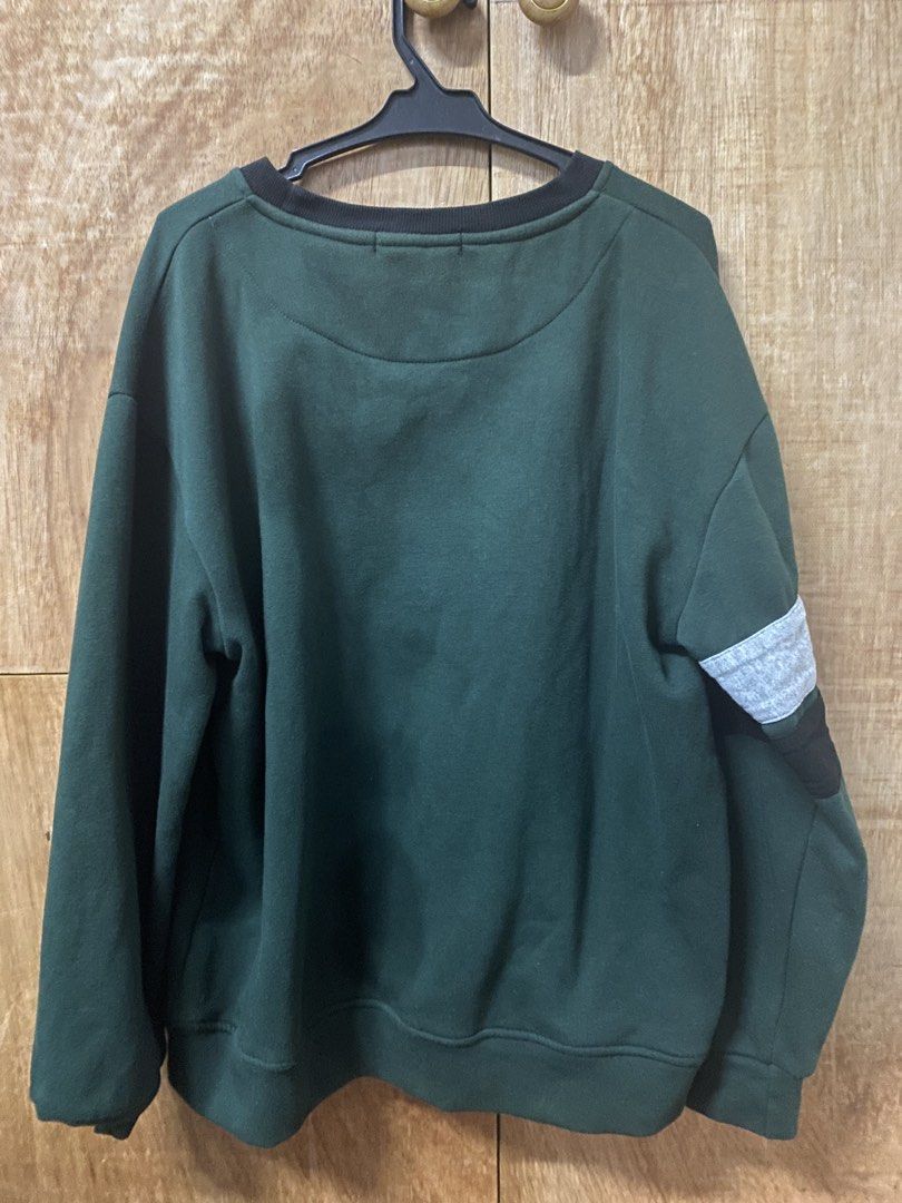 Harry Potter Slytherin Crest Sweatshirt (Category: Coats, Jackets and Outerwear) located in Manila. Submitted by dom2005 (Listing ID 1446102611, Image 2). Description: - Harry Potter sweatshirt with Slytherin crest.