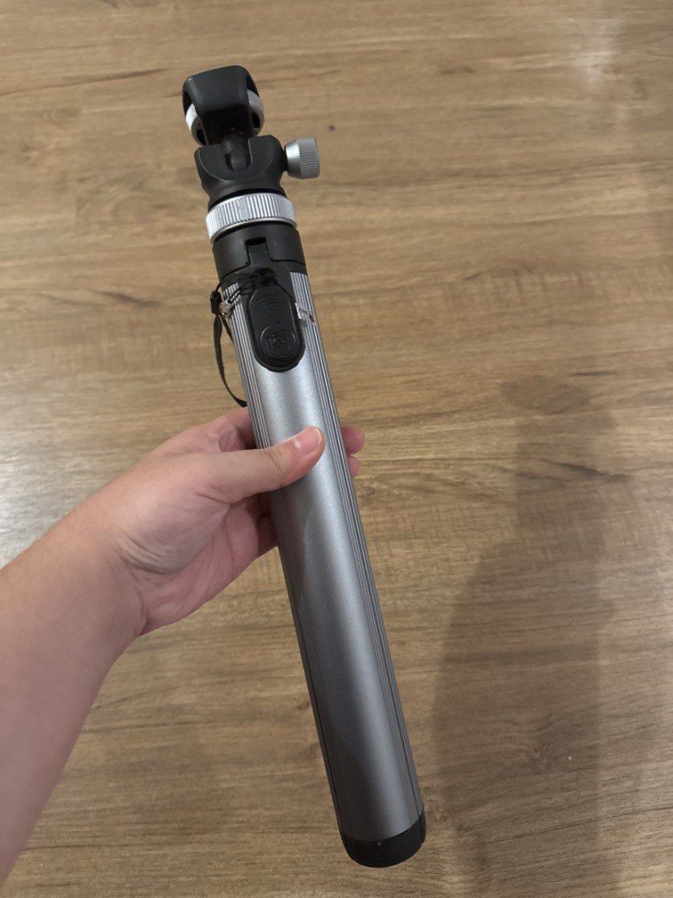 Heavy duty metal tripod (Category: Announcements) located in Quezon City. Submitted by richysroom (Listing ID 1446156171, Image 1). Description: - bought from a mazon US - unused shutter button remote with battery tab still intact - no scratches - rfs: too many tripods.