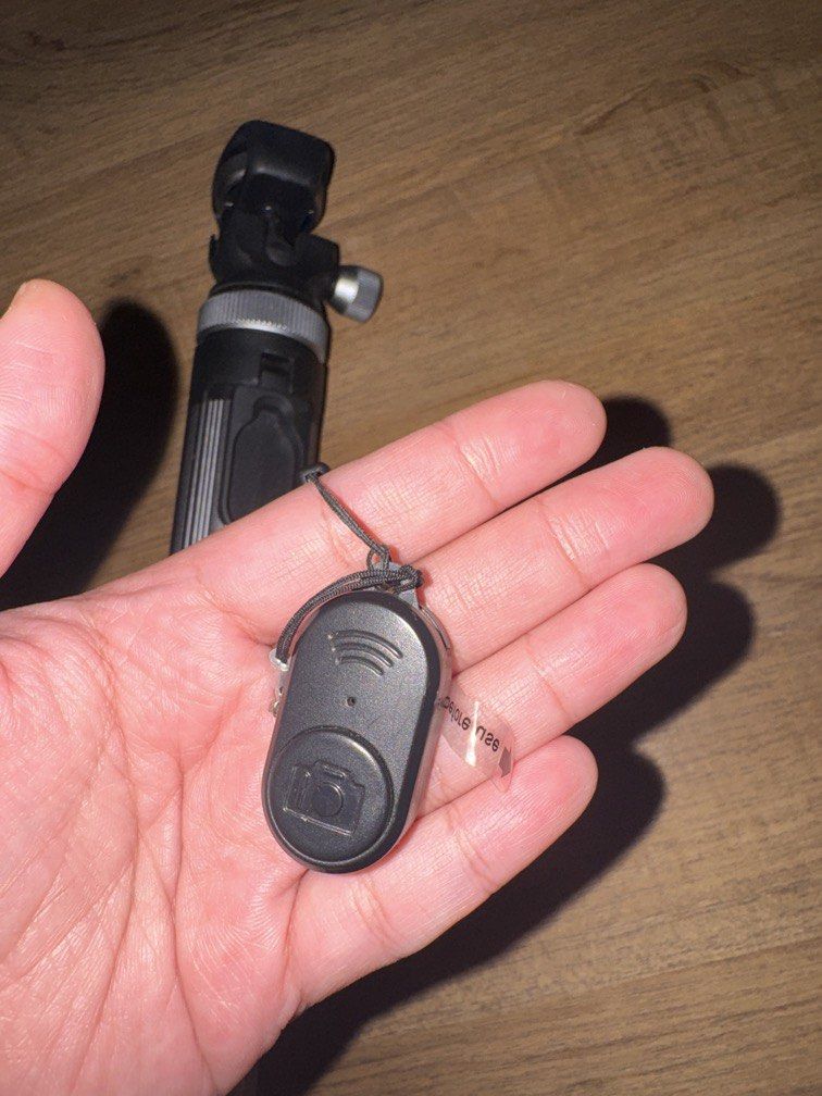 Heavy duty metal tripod (Category: Announcements) located in Quezon City. Submitted by richysroom (Listing ID 1446156171, Image 2). Description: - bought from a mazon US - unused shutter button remote with battery tab still intact - no scratches - rfs: too many tripods.