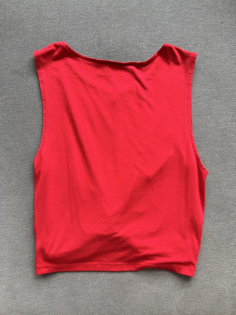 H&M Divided Red Sleeveless Crop Top (Category: Sleeveless) located in Quezon City. Submitted by cheskatan (Listing ID 1446064970, Image 2). Description: Height: 15.5 inches Width: 12 inches Bust: 14 inches Stretchy material.