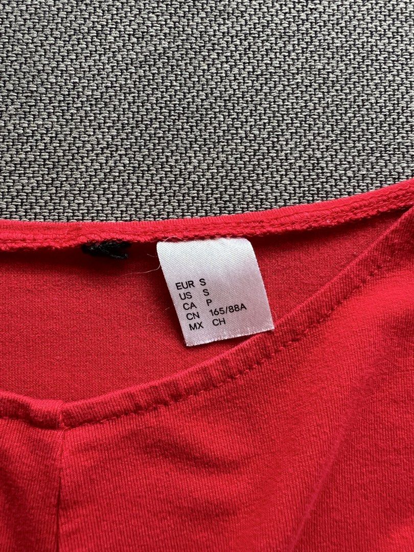 H&M Divided Red Sleeveless Crop Top (Category: Sleeveless) located in Quezon City. Submitted by cheskatan (Listing ID 1446064970, Image 3). Description: Height: 15.5 inches Width: 12 inches Bust: 14 inches Stretchy material.