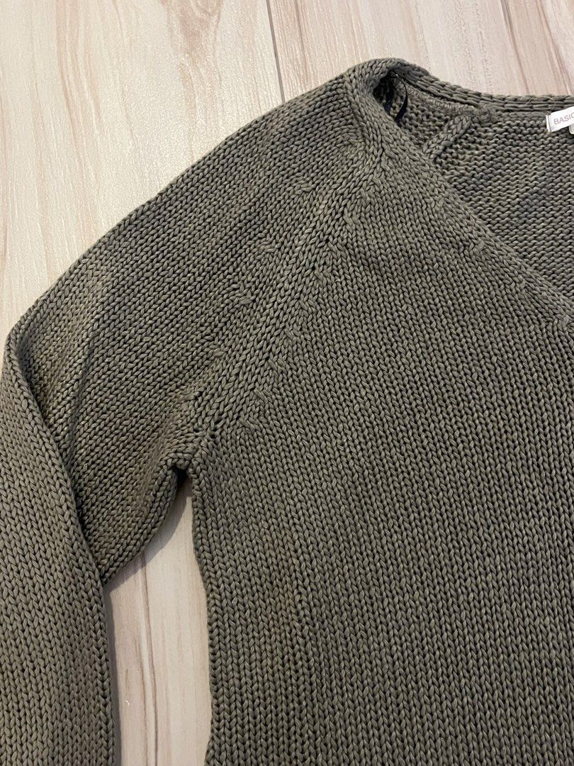 H&M Green Sweater (Category: Coats, Jackets and Outerwear) located in Taguig. Submitted by rycarts (Listing ID 1446026164, Image 3). Description: Description: Well used. Signs it usage and a bit worn out Size: Xs in tag but can fit Small General Note: * item is second hand so please manage your expectations * no asking for when worns (ww) pictures will be posted if there is * selling my clothes for low prices bc i need to declutter before school 