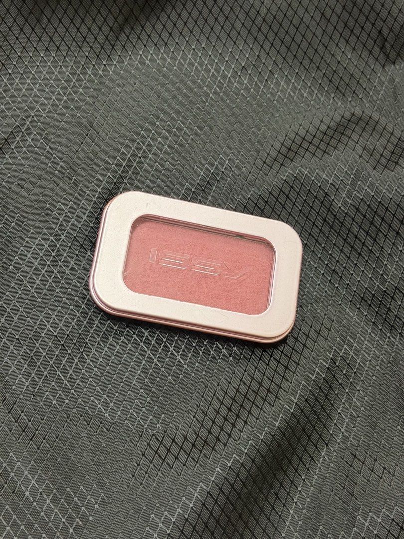 Issy Cowgirl Blush (Category: Makeup) located in Valenzuela. Submitted by retroroyaleph (Listing ID 1446119724, Image 1). Description: Swatched only 350 .