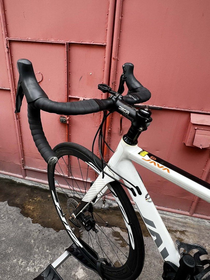 Java Siluro 3 White (Category: Bicycles) located in Manila. Submitted by dominictum86621 (Listing ID 1446129242, Image 2). Description: Frame: JAVA Siluro aluminium tapered head tube, BB68, flat mount disc brakes, internal cable routing, aero alloy Seatpost Fork: Carbon tapered steerer, flat mount disc brakes Wheels Front hub: DECA alloy 4 sealed bearings, quick release Rear hub: DECA alloy 4 sealed bearing, quick release Rims: Decaf 40mm height 