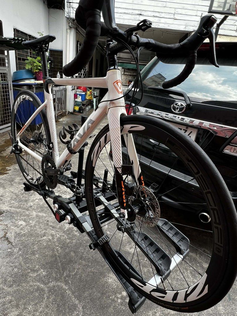 Java Siluro 3 White (Category: Bicycles) located in Manila. Submitted by dominictum86621 (Listing ID 1446129242, Image 1). Description: Frame: JAVA Siluro aluminium tapered head tube, BB68, flat mount disc brakes, internal cable routing, aero alloy Seatpost Fork: Carbon tapered steerer, flat mount disc brakes Wheels Front hub: DECA alloy 4 sealed bearings, quick release Rear hub: DECA alloy 4 sealed bearing, quick release Rims: Decaf 40mm height 