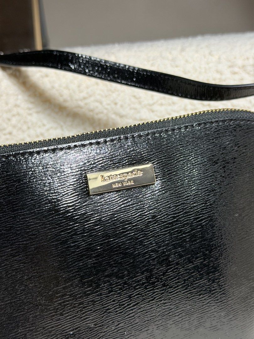 Kate Spade Crossbody Bag Black (Category: Cross-body Bags) located in Manila. Submitted by pinkkitkat (Listing ID 1446143041, Image 2). Description: Lightweight, practical, and easy to style ✨ Perfect everyday grab-and-go bag without sacrificing style. Condition: Please refer to photos for actual condition. ✔️ Lalamove ready ✔️ Actual photos posted ✔️ Pass sa lowball offers please Mine if sure buyer 🤍.