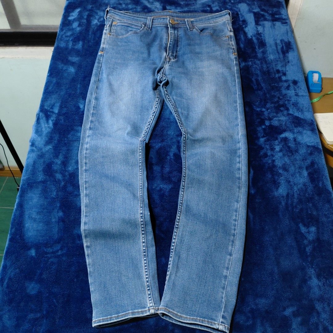 Lee Jeans - Light Wash Straight Leg Denim (Category: Jeans) located in Aringay. Submitted by lloybaltazar (Listing ID 1446097377, Image 1). Description: - Brand: Lee - Style: Light wash straight leg jeans - Fit: Classic denim - Approx. Waist: 18 inches across - Approx. Inseam: 30 inches - Perfect for everyday wear.