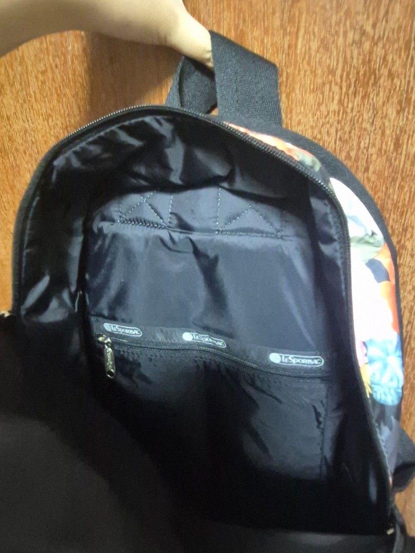 LeSportsac Basic Backpack （分類：背囊）位於 Hong Kong。 由 aixiao_xdma 提交（商品編號 1446018932，圖片 2）。簡介： 。