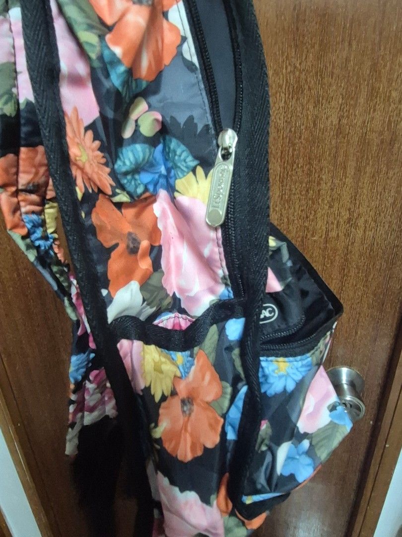 LeSportsac Basic Backpack （分類：背囊）位於 Hong Kong。 由 aixiao_xdma 提交（商品編號 1446018932，圖片 3）。簡介： 。