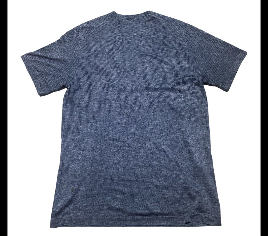 Lululemon Metal Vent Tech Short Sleeve size medium (Category: Activewear) located in Iba. Submitted by xooperfindslb (Listing ID 1446148515, Image 3). Description: Lululemon Metal Vent Tech Short Sleeve Size medium Color: Midnight Shadow / Tempest Blue Good condition No issue.