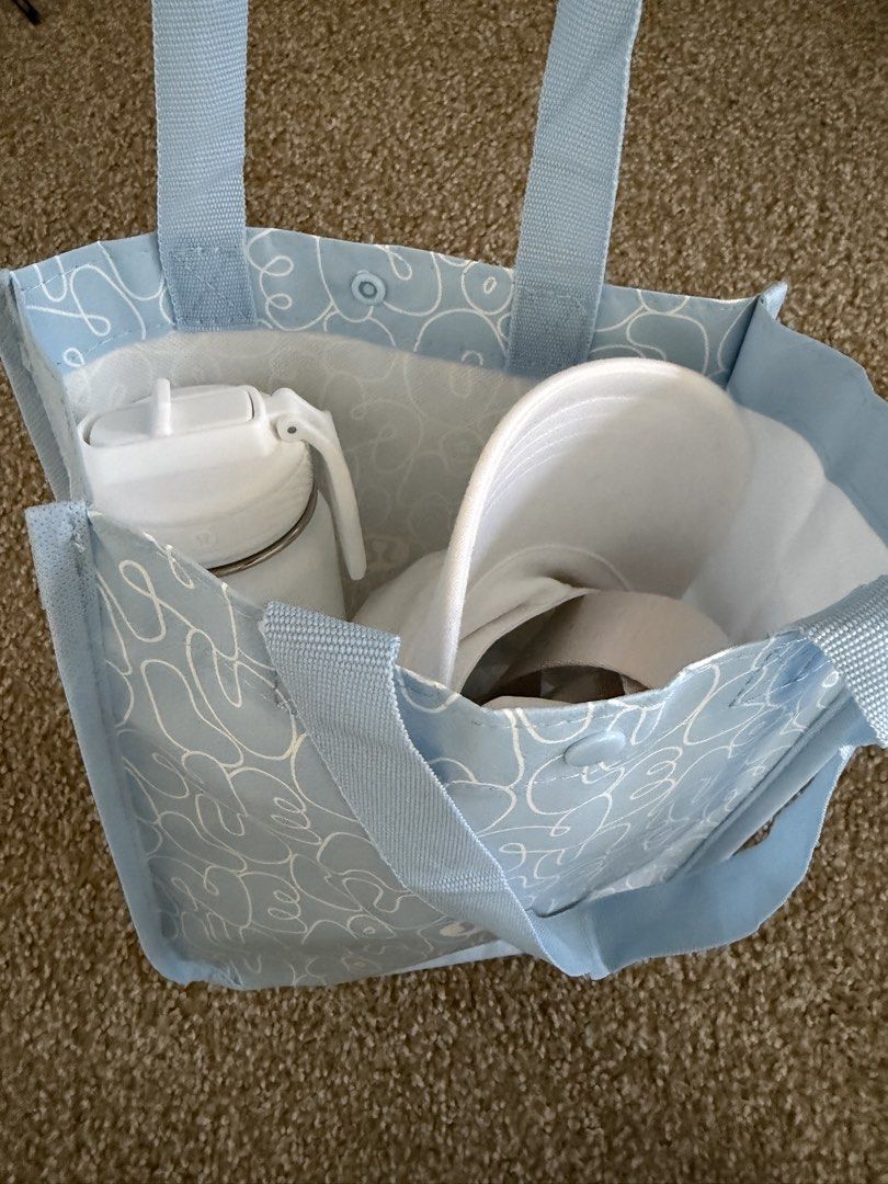 Lululemon Water Bottle, Pouch, Tote Bag & Cap (Category: Water Bottles & Tumblers) located in Quezon City. Submitted by cool_guy_z (Listing ID 1446161233, Image 2). Description: Got as gift, i don’t need it. Pickup/delivery from Makati (greenbelt, glo, legazpi).