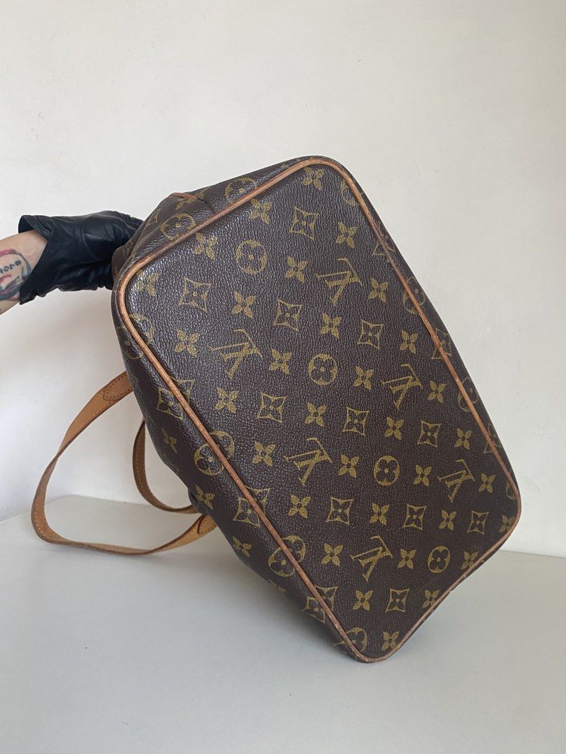 Lv handbag (Category: Luxury Bags & Wallets) located in Valenzuela. Submitted by leneluxe (Listing ID 1446091580, Image 3). Description: Lv hand bag Leather material Good condition No flaws Minimal signs of use only Issue no sling only.