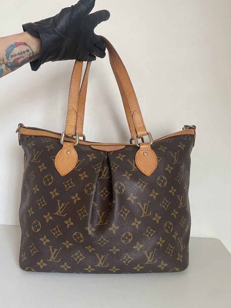Lv handbag (Category: Luxury Bags & Wallets) located in Valenzuela. Submitted by leneluxe (Listing ID 1446091580, Image 2). Description: Lv hand bag Leather material Good condition No flaws Minimal signs of use only Issue no sling only.