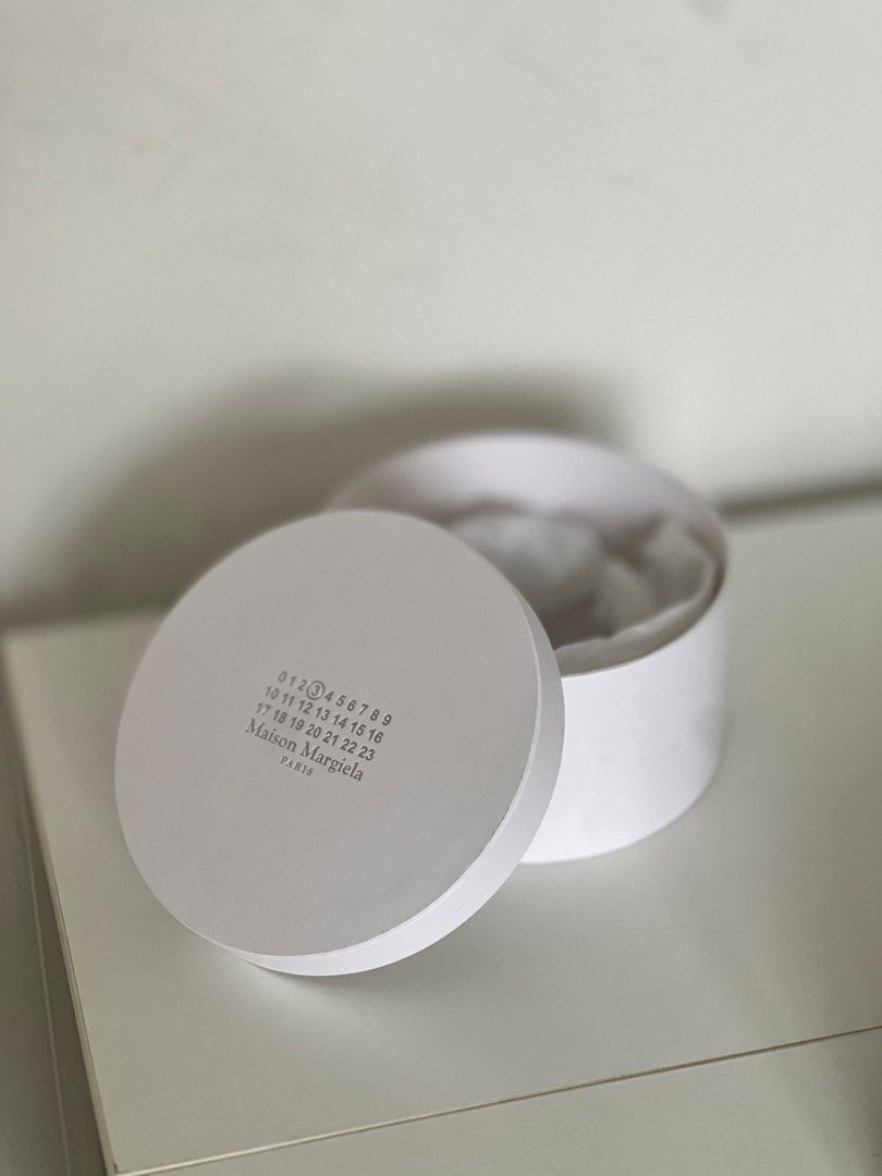 Maison Margiela禮物盒 連包裝紙 100%真 （分類：收納箱及袋）位於 Hong Kong。 由 shop4lifetime 提交（商品編號 1446080497，圖片 1）。簡介： 。