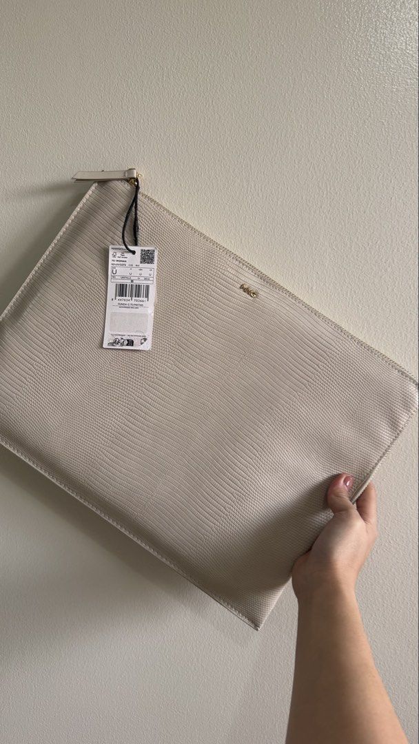 Mango Laptop Sleeve 15" Beige Textured (Category: Laptop Bags & Sleeves) located in Quezon City. Submitted by shielamariecpa (Listing ID 1446037300, Image 1). Description: - Brand: Mango - Color: Beige - Size: Fits 15-inch laptops - Features: Textured finish - Condition: Brand new with original tags attached - Benefits: Protects your laptop on the go, simple and chic design.