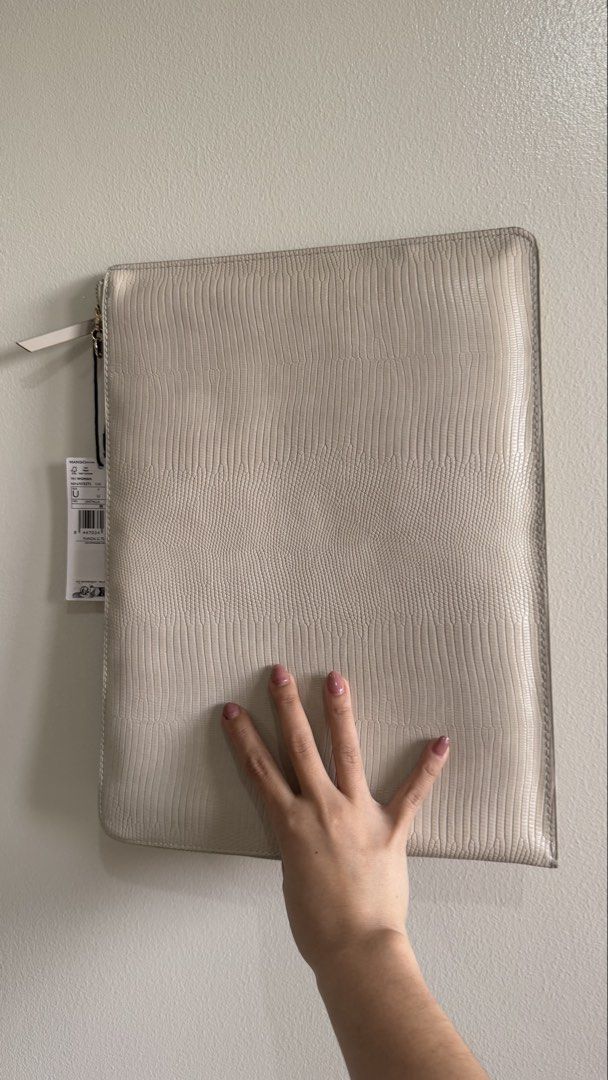 Mango Laptop Sleeve 15" Beige Textured (Category: Laptop Bags & Sleeves) located in Quezon City. Submitted by shielamariecpa (Listing ID 1446037300, Image 2). Description: - Brand: Mango - Color: Beige - Size: Fits 15-inch laptops - Features: Textured finish - Condition: Brand new with original tags attached - Benefits: Protects your laptop on the go, simple and chic design.