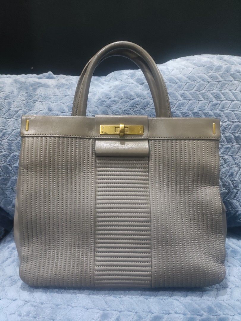 Marc Jacobs Grey Leather Handbag (Category: Luxury Bags & Wallets) located in Cainta. Submitted by kluxurychoices (Listing ID 1446000047, Image 1). Description: Authentic Marc Jacobs Bag U.S. bought very nice in actual .