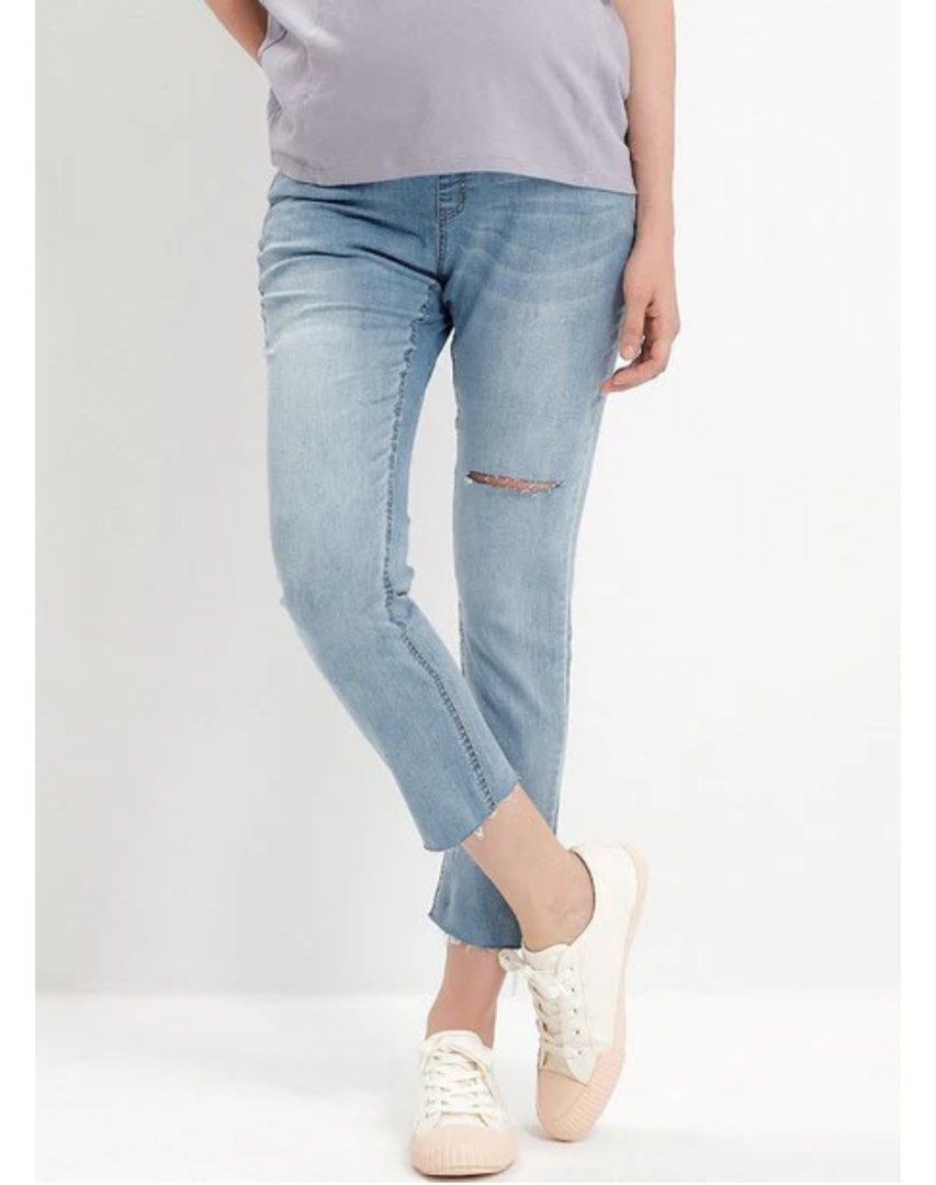 Maternity Jeans with High Elastic Waist (Category: Maternity wear) located in Taguig. Submitted by muntingkahon (Listing ID 1446069416, Image 2). Description: - Light wash denim maternity jeans - Ripped detail on one knee - High elastic waist for ultimate comfort - Cropped length with trendy frayed hem - Made with cotton and spandex for a stretchy fit - Easy to wear and stylish for everyday Size Small Original price 3,500.