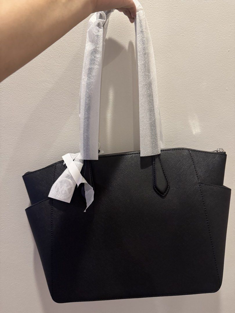 Michael Kors Black Leather Tote Bag (Category: Tote Bags) located in San Pablo. Submitted by simplicitybeaute (Listing ID 1446154302, Image 2). Description: - Authetic, bought in US.